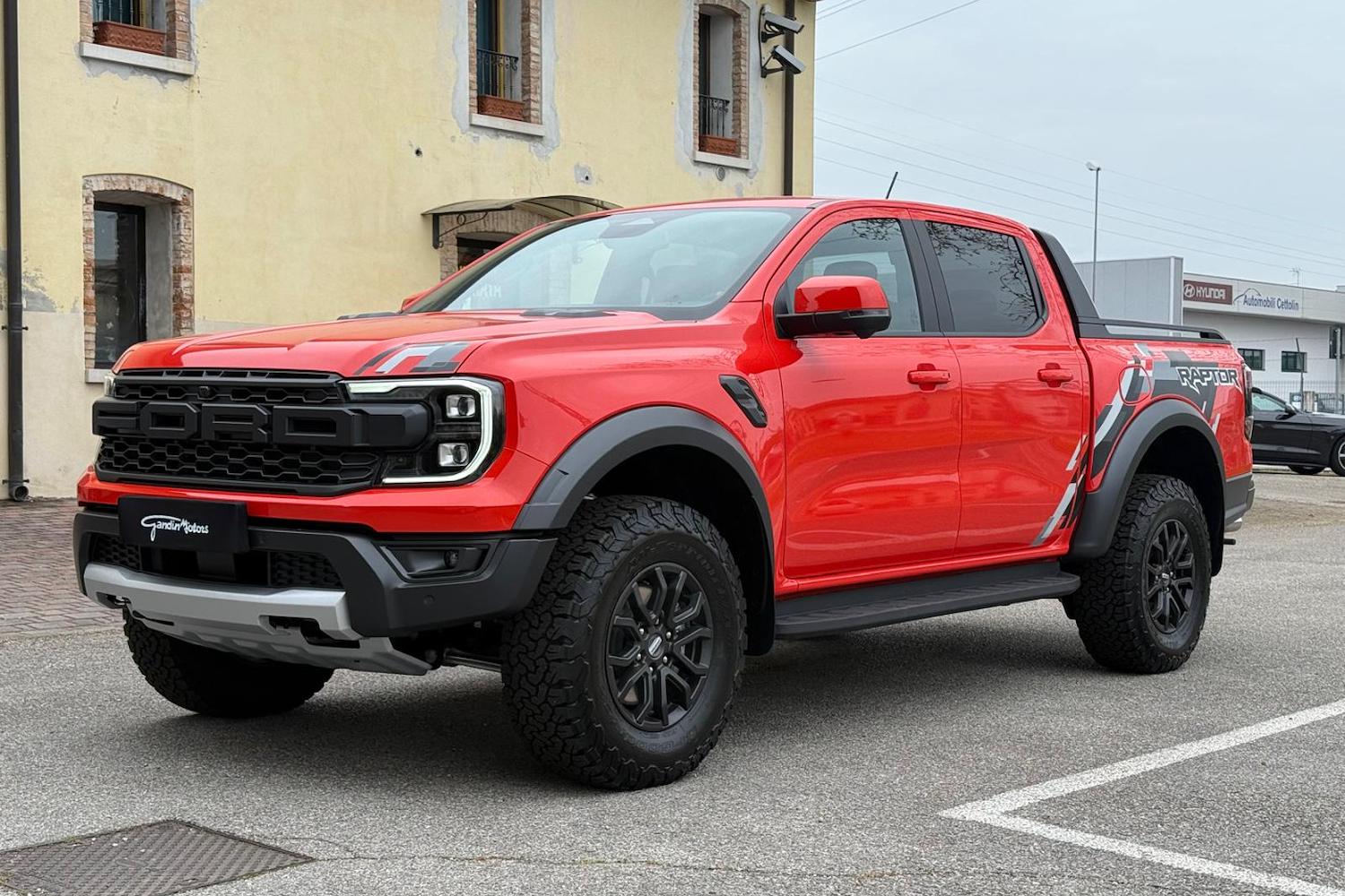 Main vehicle image